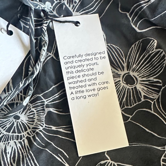 Chic Floral Maxi Skirt in Black and White - Picture 3 of 4